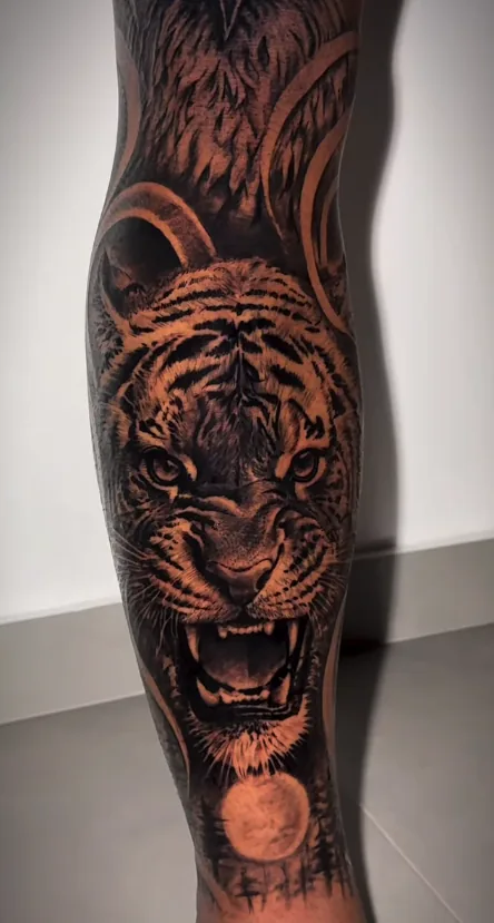 Tigre rugindo em realismo preto e cinza na perna